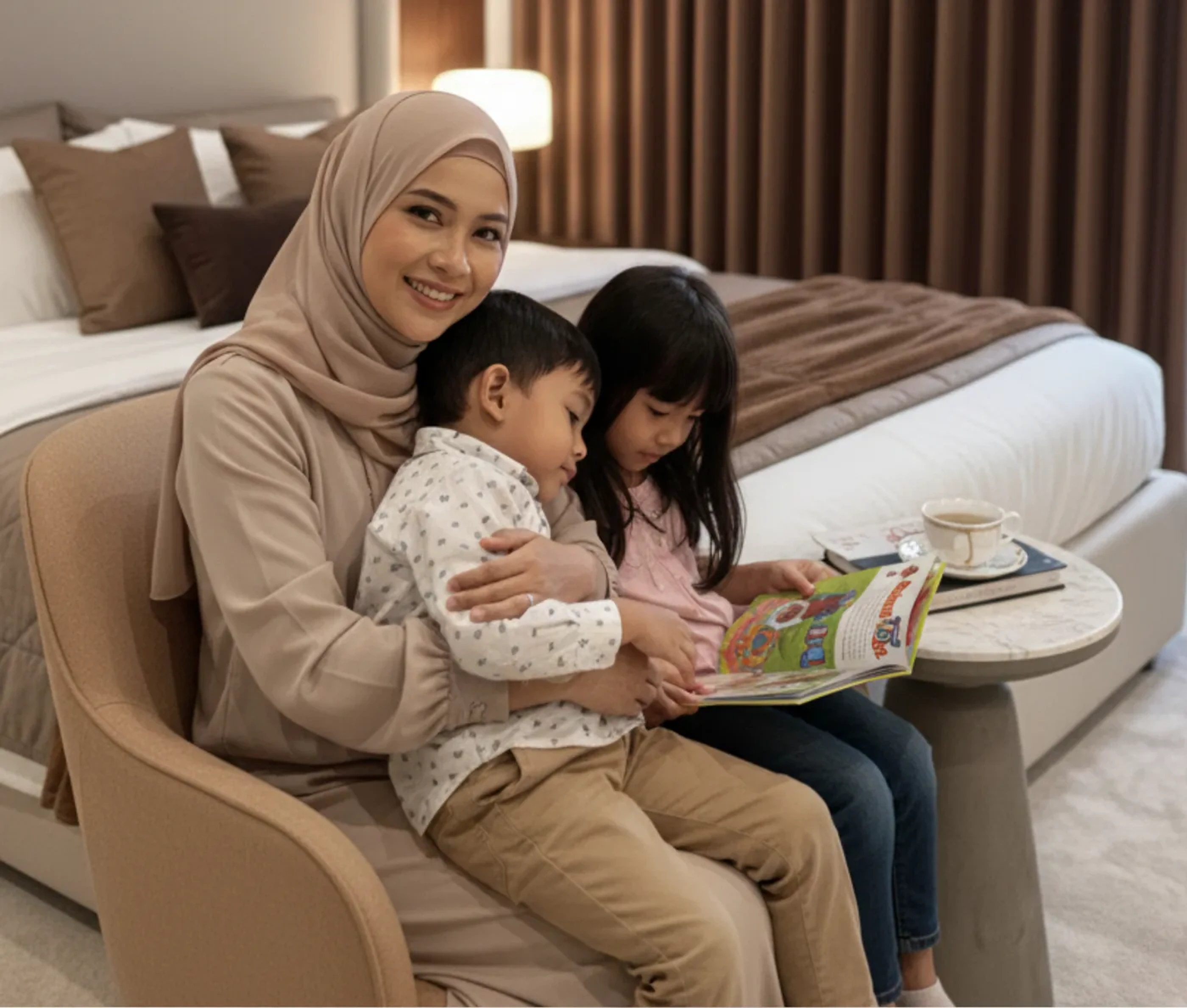 Ibu dan anak-anak membaca buku di kamar dengan gorden blackout